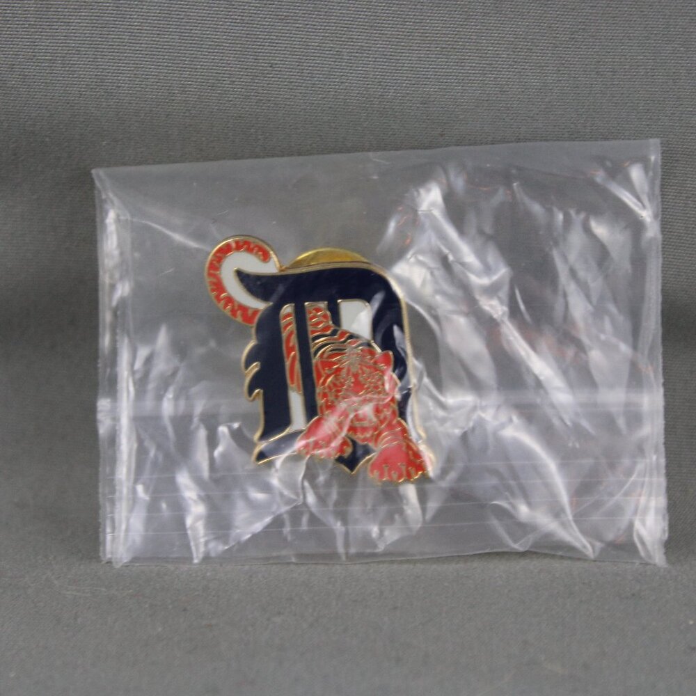 Detroit Tigers Pin (VTG) - D and Tiger Logo - Inlaid Pin
